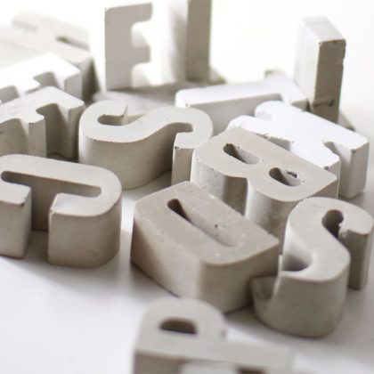 Kleine Buchstaben von A bis Z aus Beton