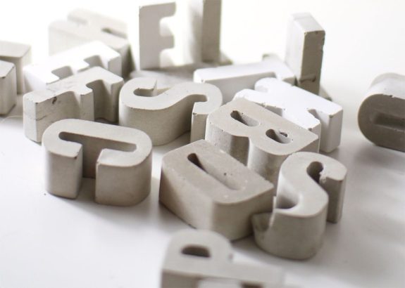 Kleine Buchstaben von A bis Z aus Beton