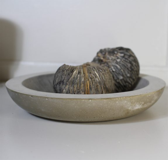 flache Schale / Teller aus Beton