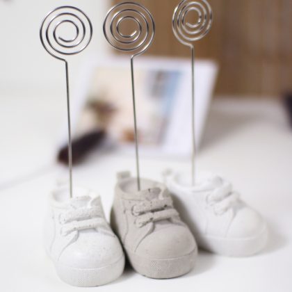kleiner Turnschuh aus Beton